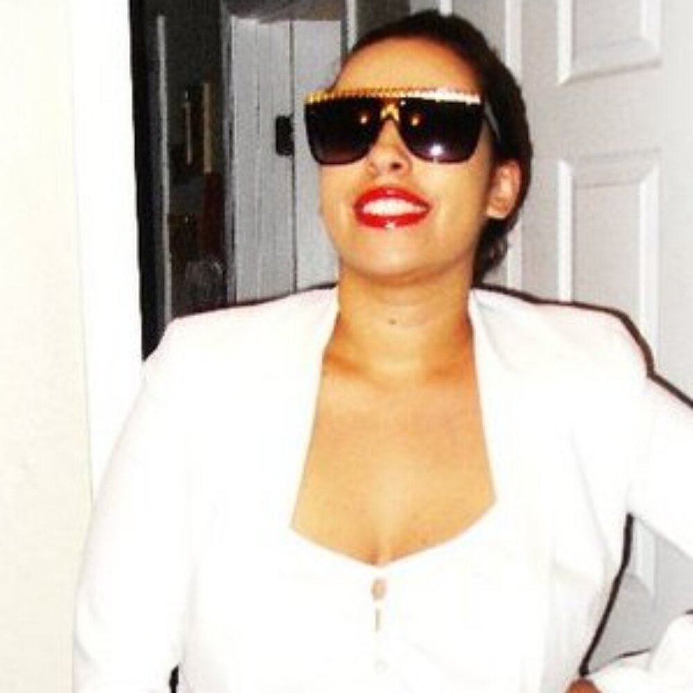 Hi, I'm Xtina. Founder of Midi Dress Co